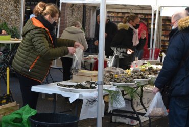 DÉGUSTATION HUÎTRES ET CHARCUTERIES AU MARCHÉ