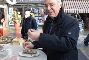 DÉGUSTATION HUÎTRES ET CHARCUTERIES AU MARCHÉ