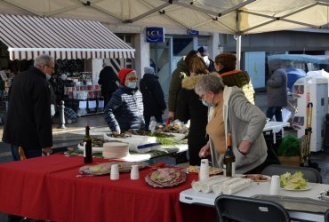 DÉGUSTATION HUÎTRES ET CHARCUTERIES AU MARCHÉ