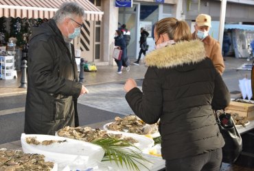 DÉGUSTATION HUÎTRES ET CHARCUTERIES AU MARCHÉ