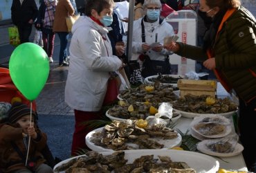 DÉGUSTATION HUÎTRES ET CHARCUTERIES AU MARCHÉ