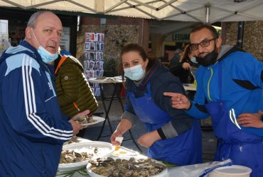 DÉGUSTATION HUÎTRES ET CHARCUTERIES AU MARCHÉ