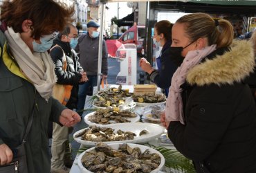 DÉGUSTATION HUÎTRES ET CHARCUTERIES AU MARCHÉ