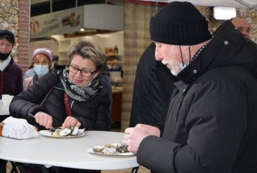 DÉGUSTATION HUÎTRES ET CHARCUTERIES AU MARCHÉ