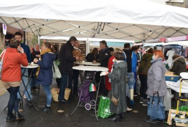 DÉGUSTATION HUÎTRES ET CHARCUTERIES AU MARCHÉ