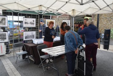 PRÉSENCE DES ASSOCIATIONS "HORIZON CANCER" ET "MEMOIRE VIVANTE DU PLATEAU D'AVRON" AU MARCHÉ - DIMANCHE 16 OCTOBRE