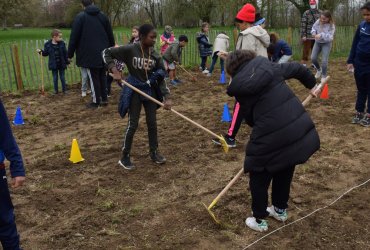 DU BLÉ AU PAIN : LE SEMIS AVEC LES ENFANTS DES CENTRES DE LOISIRS