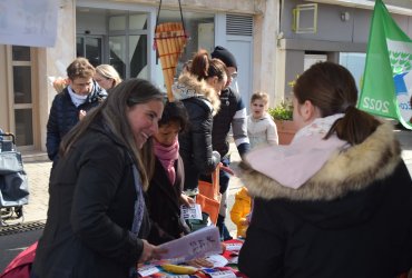 VENTE SUR LE MARCHÉ PAR LES ÉLÈVES DU COLLÈGE J. MOULIN - 16 AVRIL 2023