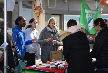 VENTE SUR LE MARCHÉ PAR LES ÉLÈVES DU COLLÈGE J. MOULIN - 16 AVRIL 2023