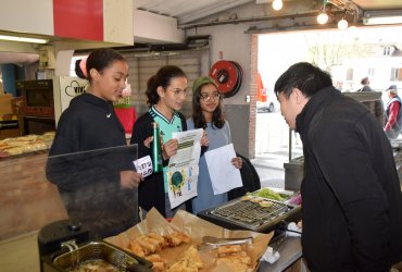 VENTE SUR LE MARCHÉ PAR LES ÉLÈVES DU COLLÈGE J. MOULIN - 16 AVRIL 2023