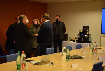 PROLONGEMENT DU METRO 1 : RENCONTRE DE C. DEMUYNCK, MAIRE DE NEUILLY-PLAISANCE ET J-M. GENESTIER, MAIRE DU RAINCY ET VICE PRESIDENT DE GPGE, AVEC LES ENTREPRISES DE LA ZA DE LA FONTAINE DU VAISSEAU