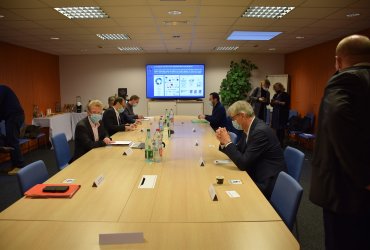 PROLONGEMENT DU METRO 1 : RENCONTRE DE C. DEMUYNCK, MAIRE DE NEUILLY-PLAISANCE ET J-M. GENESTIER, MAIRE DU RAINCY ET VICE PRESIDENT DE GPGE, AVEC LES ENTREPRISES DE LA ZA DE LA FONTAINE DU VAISSEAU