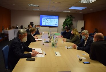 PROLONGEMENT DU METRO 1 : RENCONTRE DE C. DEMUYNCK, MAIRE DE NEUILLY-PLAISANCE ET J-M. GENESTIER, MAIRE DU RAINCY ET VICE PRESIDENT DE GPGE, AVEC LES ENTREPRISES DE LA ZA DE LA FONTAINE DU VAISSEAU