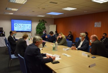 PROLONGEMENT DU METRO 1 : RENCONTRE DE C. DEMUYNCK, MAIRE DE NEUILLY-PLAISANCE ET J-M. GENESTIER, MAIRE DU RAINCY ET VICE PRESIDENT DE GPGE, AVEC LES ENTREPRISES DE LA ZA DE LA FONTAINE DU VAISSEAU