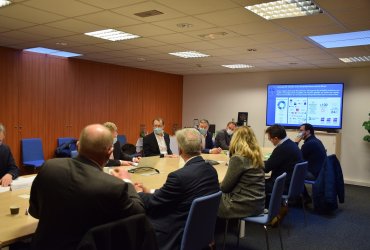 PROLONGEMENT DU METRO 1 : RENCONTRE DE C. DEMUYNCK, MAIRE DE NEUILLY-PLAISANCE ET J-M. GENESTIER, MAIRE DU RAINCY ET VICE PRESIDENT DE GPGE, AVEC LES ENTREPRISES DE LA ZA DE LA FONTAINE DU VAISSEAU