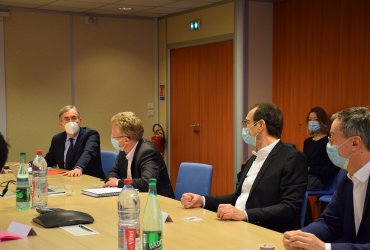 PROLONGEMENT DU METRO 1 : RENCONTRE DE C. DEMUYNCK, MAIRE DE NEUILLY-PLAISANCE ET J-M. GENESTIER, MAIRE DU RAINCY ET VICE PRESIDENT DE GPGE, AVEC LES ENTREPRISES DE LA ZA DE LA FONTAINE DU VAISSEAU