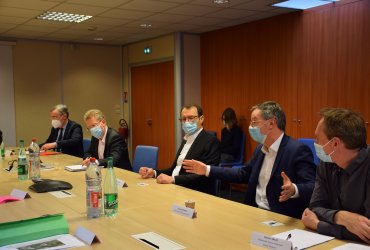 PROLONGEMENT DU METRO 1 : RENCONTRE DE C. DEMUYNCK, MAIRE DE NEUILLY-PLAISANCE ET J-M. GENESTIER, MAIRE DU RAINCY ET VICE PRESIDENT DE GPGE, AVEC LES ENTREPRISES DE LA ZA DE LA FONTAINE DU VAISSEAU