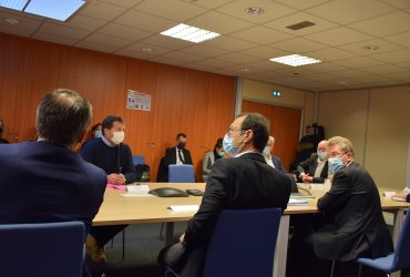 PROLONGEMENT DU METRO 1 : RENCONTRE DE C. DEMUYNCK, MAIRE DE NEUILLY-PLAISANCE ET J-M. GENESTIER, MAIRE DU RAINCY ET VICE PRESIDENT DE GPGE, AVEC LES ENTREPRISES DE LA ZA DE LA FONTAINE DU VAISSEAU