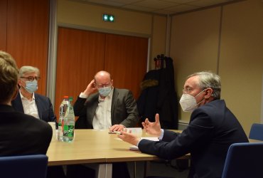 PROLONGEMENT DU METRO 1 : RENCONTRE DE C. DEMUYNCK, MAIRE DE NEUILLY-PLAISANCE ET J-M. GENESTIER, MAIRE DU RAINCY ET VICE PRESIDENT DE GPGE, AVEC LES ENTREPRISES DE LA ZA DE LA FONTAINE DU VAISSEAU