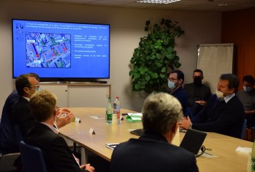 PROLONGEMENT DU METRO 1 : RENCONTRE DE C. DEMUYNCK, MAIRE DE NEUILLY-PLAISANCE ET J-M. GENESTIER, MAIRE DU RAINCY ET VICE PRESIDENT DE GPGE, AVEC LES ENTREPRISES DE LA ZA DE LA FONTAINE DU VAISSEAU