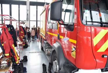 VISITE PAR LES ENFANTS DES ÉCOLES DE LA CASERNE DES POMPIERS