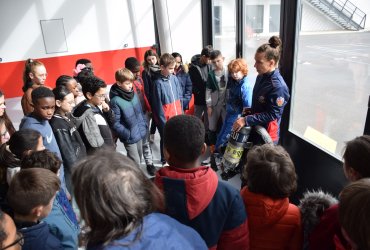 VISITE PAR LES ENFANTS DES ÉCOLES DE LA CASERNE DES POMPIERS