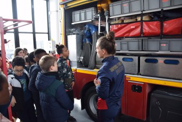 VISITE PAR LES ENFANTS DES ÉCOLES DE LA CASERNE DES POMPIERS