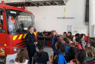 VISITE PAR LES ENFANTS DES ÉCOLES DE LA CASERNE DES POMPIERS