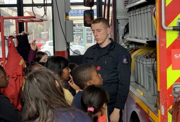 VISITE PAR LES ENFANTS DES ÉCOLES DE LA CASERNE DES POMPIERS